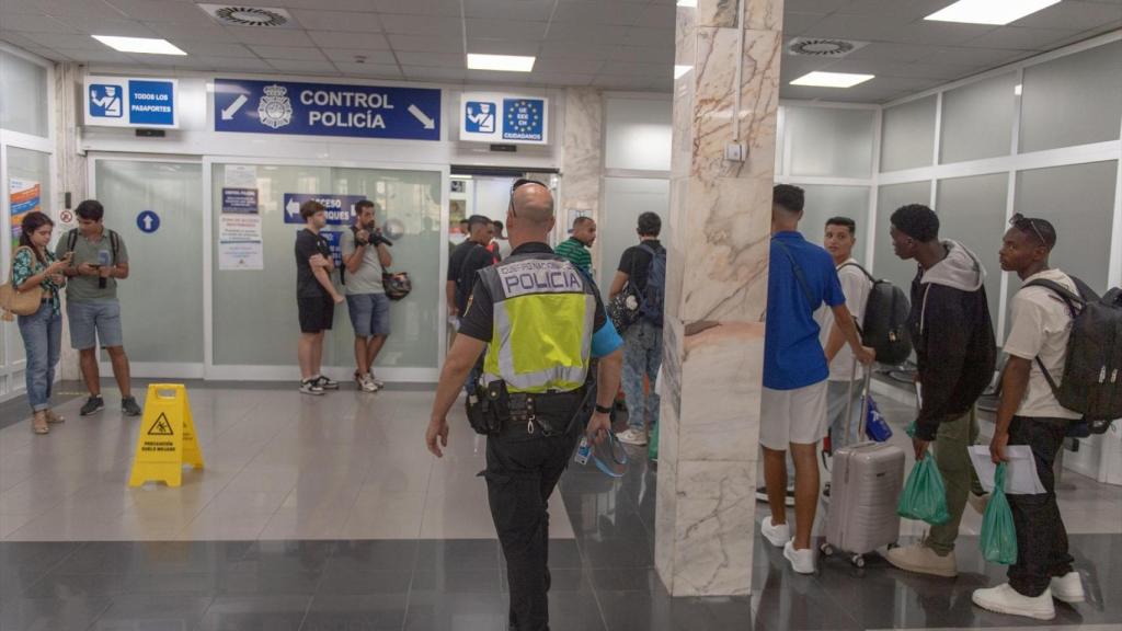 Un grupo de personas hacen cola en el Puerto de Ceuta, antes de ser trasladados a la península, a 14 de agosto de 2025, en Ceuta.