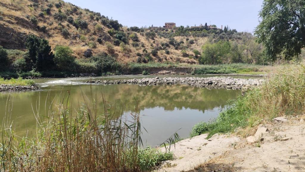Caída del caudal del Tajo a su paso por Toledo este sábado.