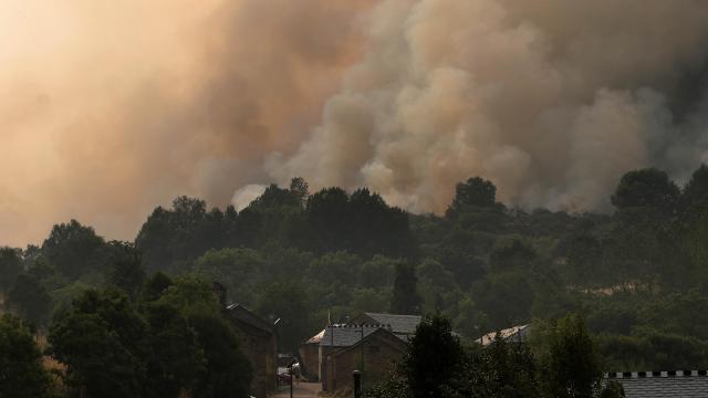 Incendio forestal en la localidad leonesa de Fasgar