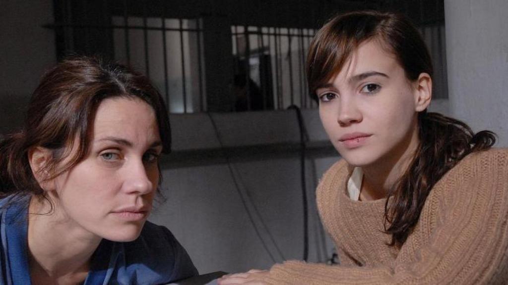 Nancy Dupláa y Celeste Cid en el episodio 'Laura, abandonada' de la serie antológica 'Mujeres asesinas'.