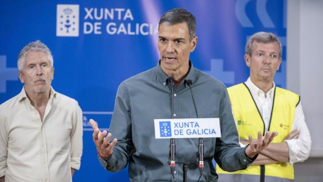 El presidente del Gobierno, Pedro Sánchez, ofrece una rueda de prensa junto al Alfonso Rueda y Fernando Grande-Marlaska