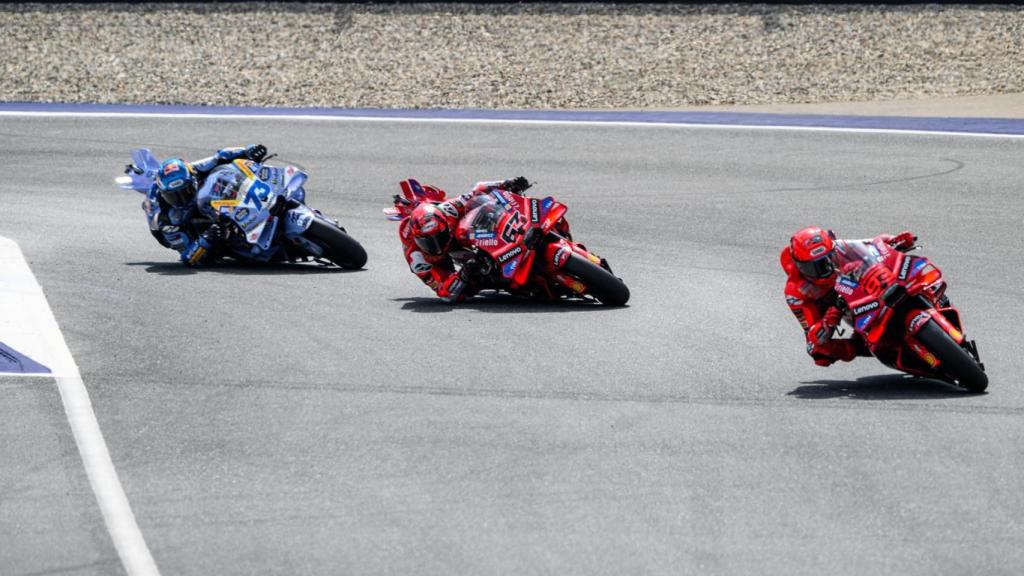 Marc Márquez, Pecco Bagnaia y Álex Márquez durante el GP de Austria.
