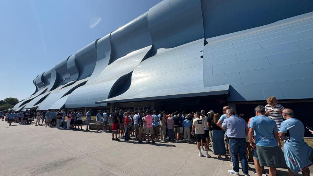 Colas en Balaídos por la incidencia con el abono digital.