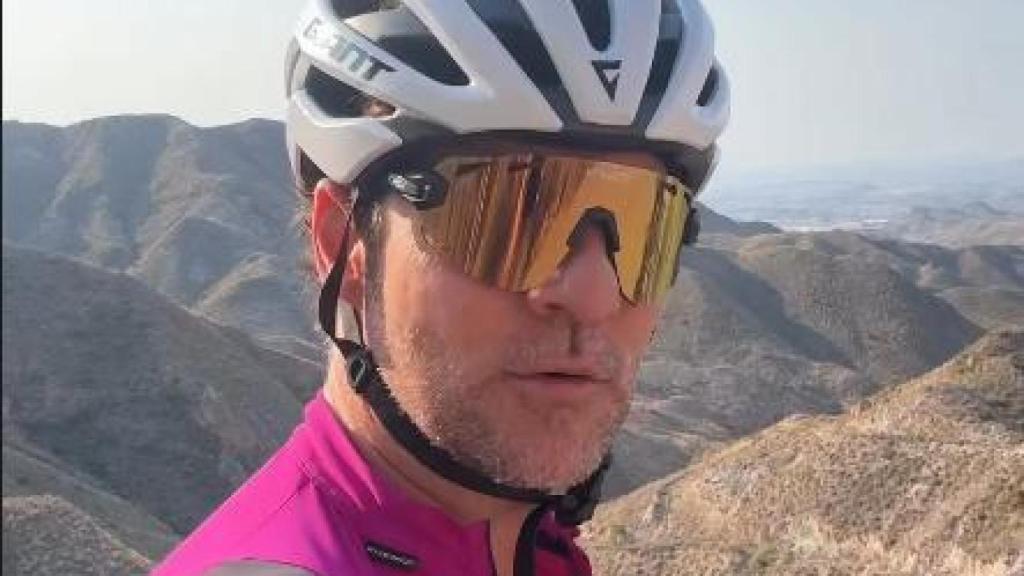 David Bisbal haciendo una ruta de ciclismo.