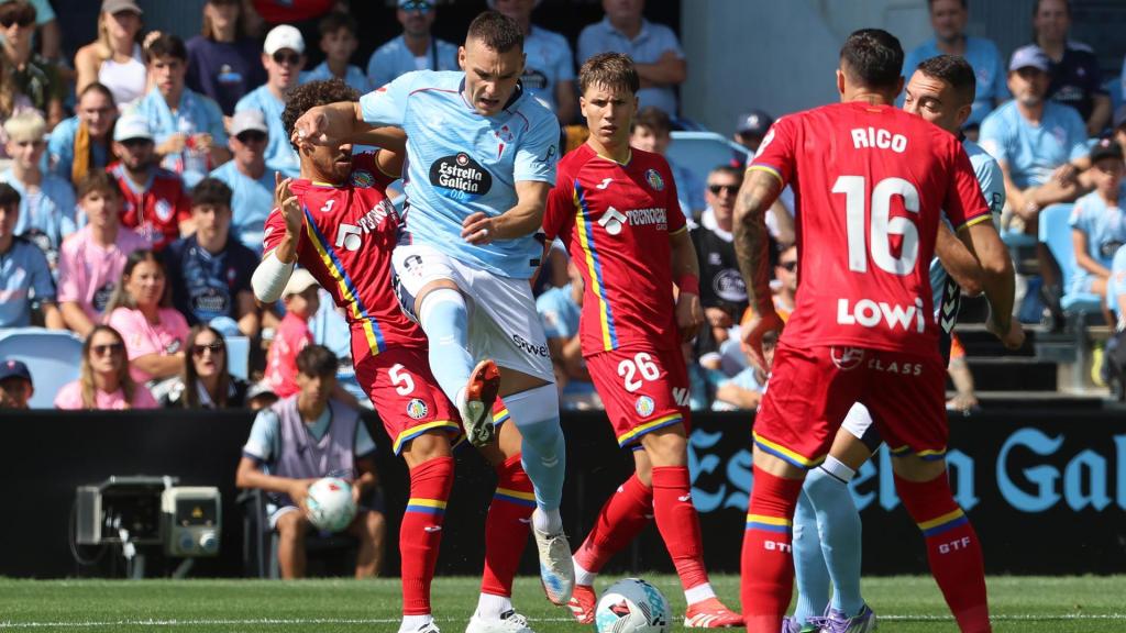 Ferran Jutglá lucha por llevarse el balón ante la presión de varios jugadores del Getafe.