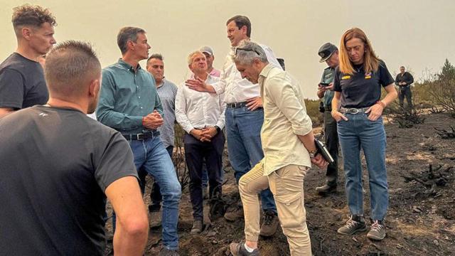 El presidente del Gobierno, Pedro Sánchez, visita junto al presidente de la Junta, Alfonso Fernández Mañueco, una de las zonas afectadas por los incendios de León