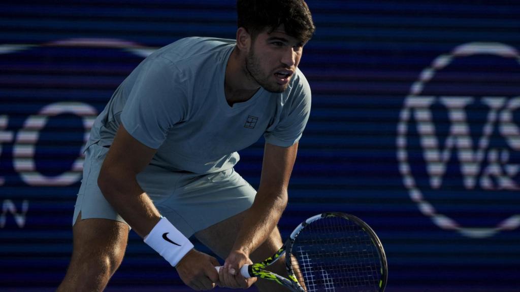 Carlos Alcaraz esperando al saque de Zverev en la semifinal del Masters 1.000 de Cincinnati.