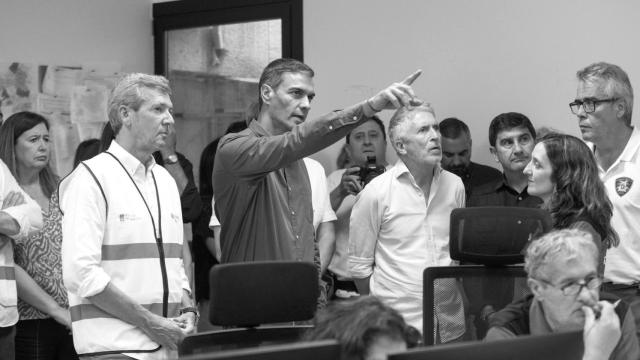 El presidente del Gobierno, Pedro Sánchez; el presidente de la Xunta de Galicia, Alfonso Rueda; el ministro del Interior, Fernando Grande-Marlaska; y el delegado del Gobierno en Galicia, Pedro Blanco.