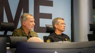 El rey Felipe ha interrumpido sus vacaciones privadas de verano para tener la última hora sobre los incendios en el país.