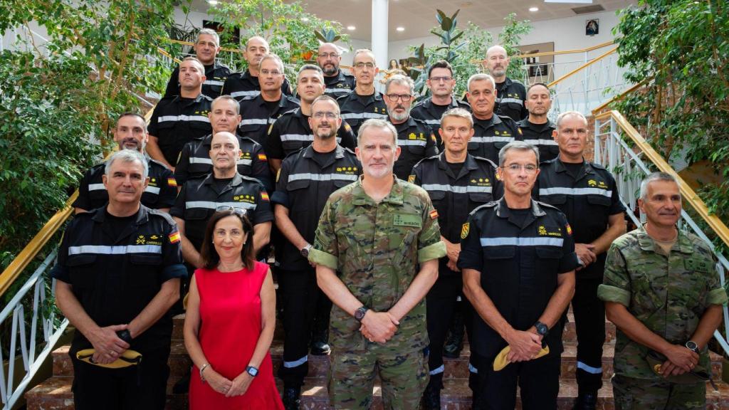El Rey ha visitado el Cuartel General de la UME, en la Base Aérea de Torrejón, para recibir la última información sobre el despliegue de efectivos de la Unidad Militar de Emergencias en las tareas de extinción de los incendios.