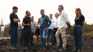 El presidente del Gobierno, Pedro Sánchez, durante la visita de una de las zonas afectadas por los incendios de León