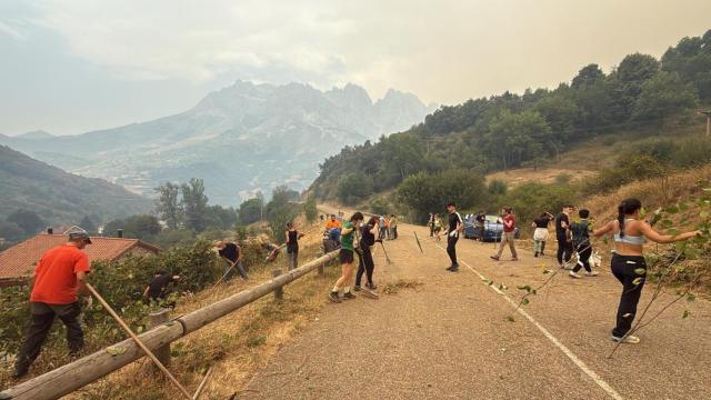 Los vecinos de Posada de Valdeón intentando frenar las llamas