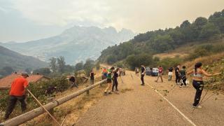 Los vecinos de Posada de Valdeón intentando frenar las llamas