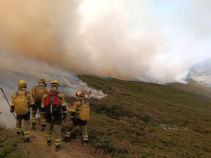 Bomberos en los Picos de Europa.