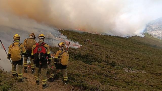 Un grupo de bomberos en la zona de los Picos de Europa.