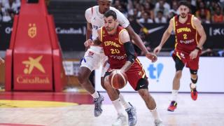Alberto Abalde conduce el balón en el último partido amistoso ante Francia.