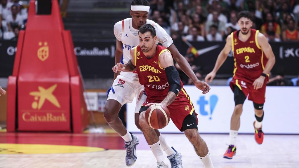 Alberto Abalde conduce el balón en el último partido amistoso ante Francia.