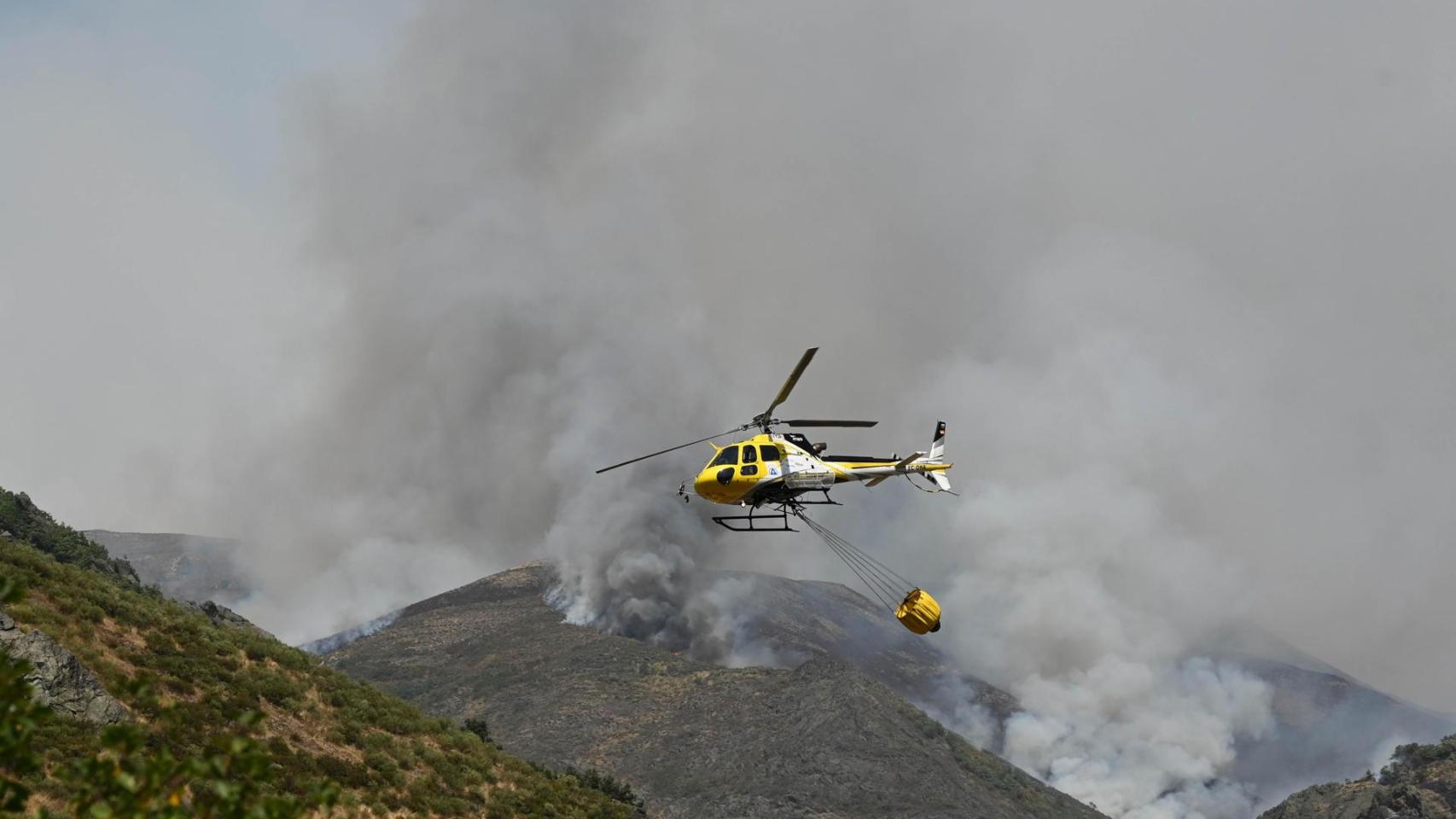 Un helicóptero lucha contra el fuego.