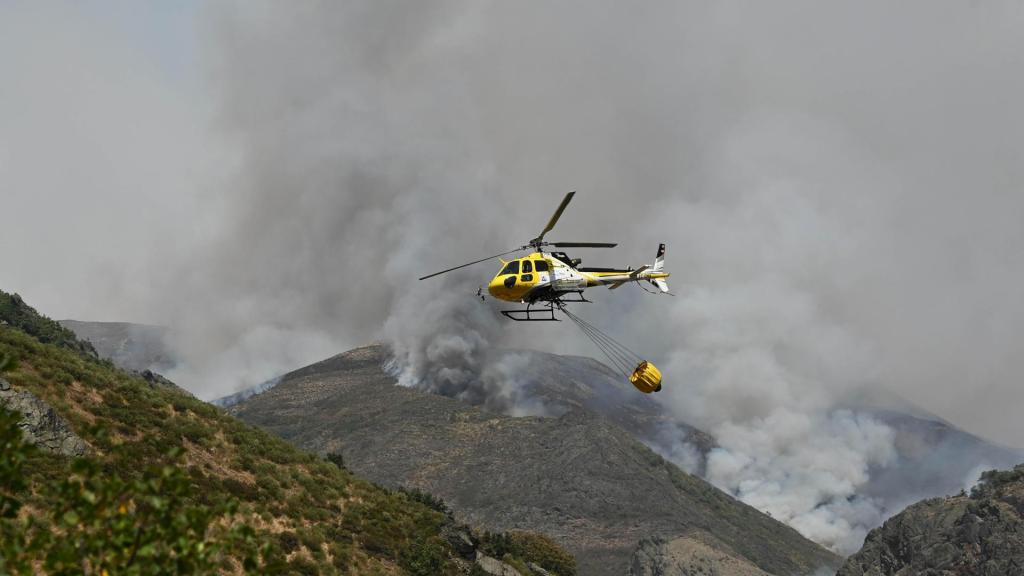 Un helicóptero trabajar para apagar el fuego declarado en Picos de Europa.