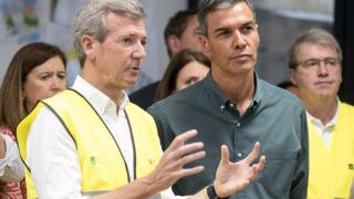 El presidente de la Xunta, Alfonso Rueda, conversa con el presidente Pedro Sánchez, este domingo en Orense.