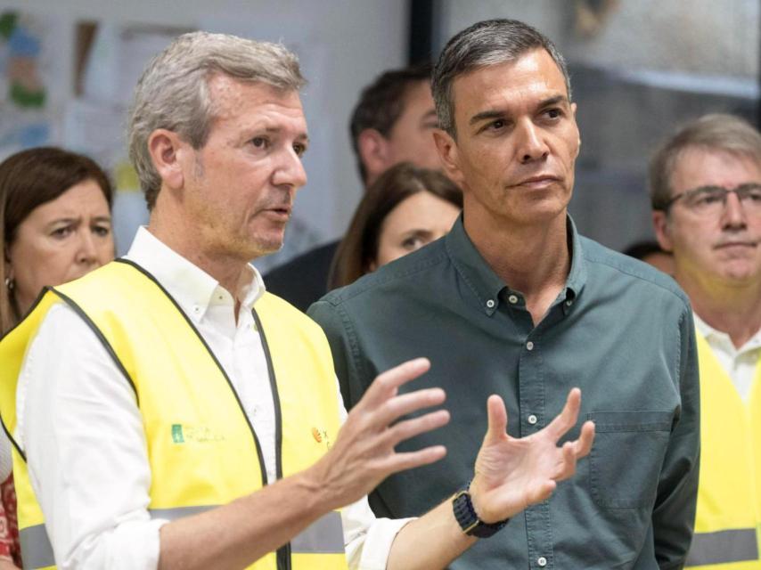 El presidente de la Xunta, Alfonso Rueda, conversa con el presidente Pedro Sánchez, este domingo en Orense.