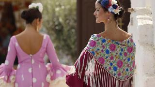 Fotos de mujeres vestidas para la Feria de Málaga.