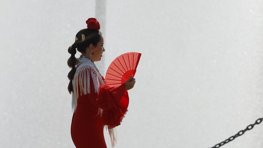 Una mujer vestida de flamenco en la Feria de Málaga.
