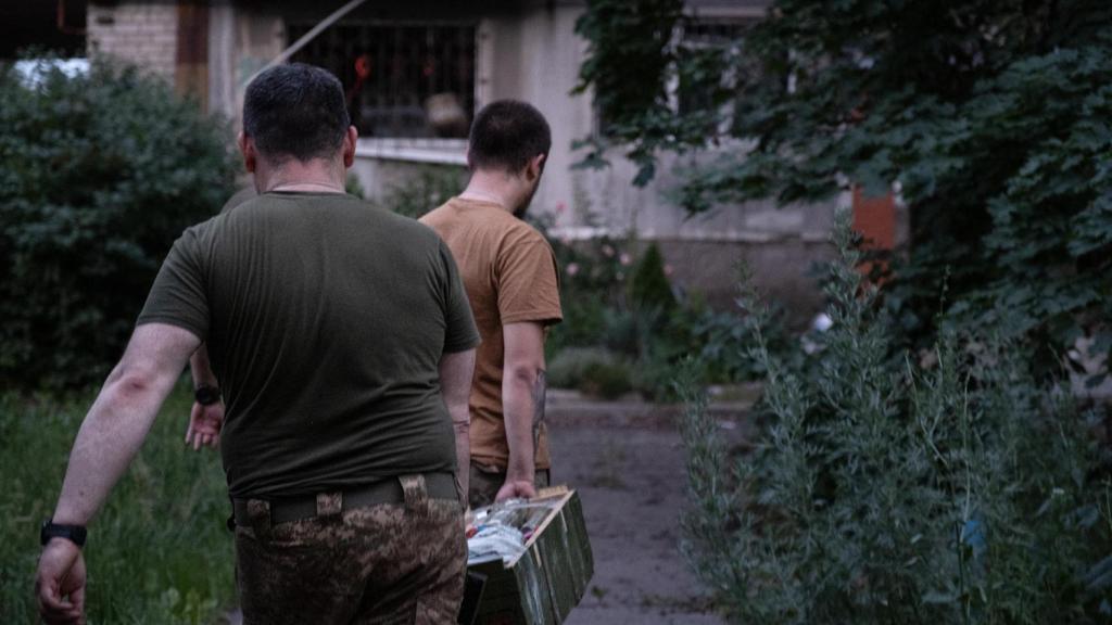 Soldados del Cuerpo Azov trabajan dentro de Myrnogrado, una ciudad de primera línea que ahora está parcialmente rodeada.