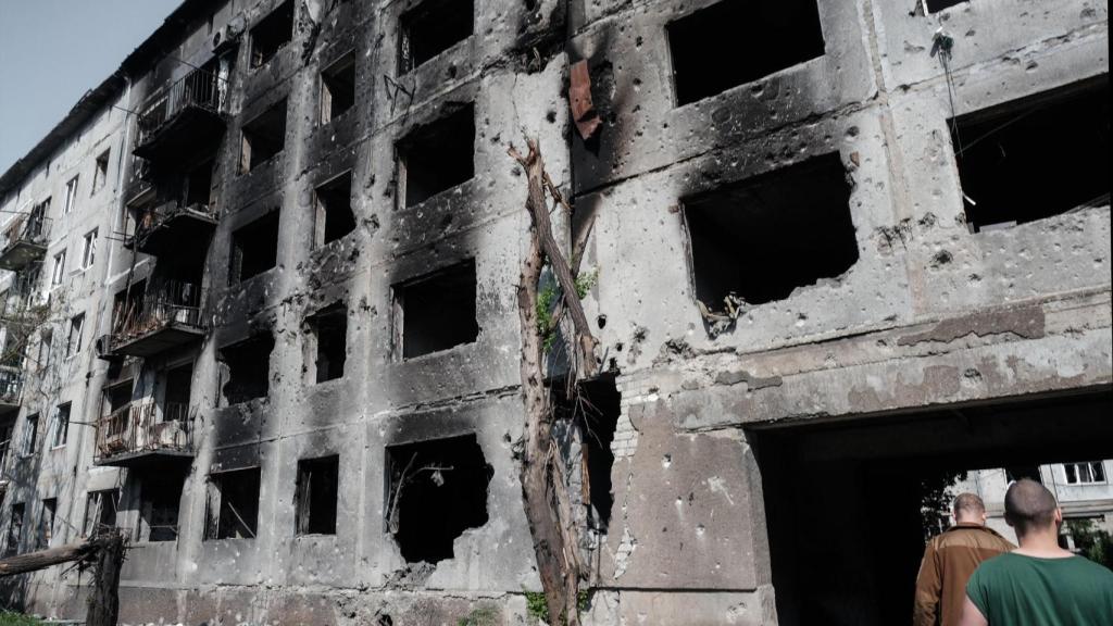 Una calle de Myrnogrado, muy destruida por los bombardeos, desde donde los soldados ucranianos trabajan intensamente para detener el avance ruso.