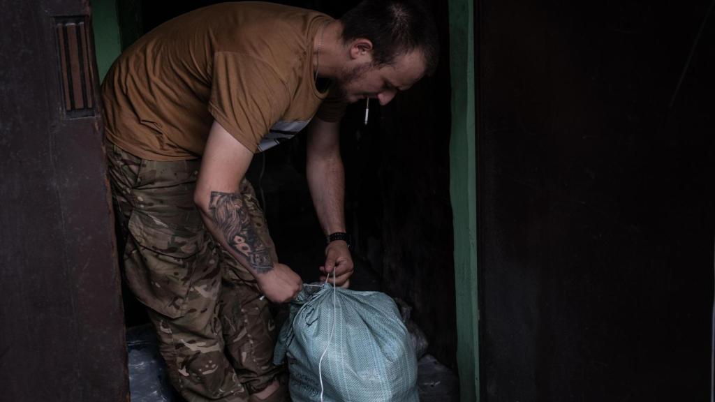 Un soldado ucraniano prepara un paquete con suministros y munición para enviarlo con un dron a las posiciones de infantería que pelean en la línea de contacto.