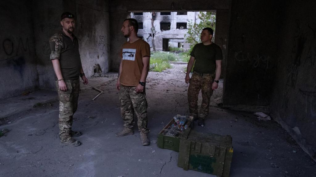 Efectivos de Azov que trabajan dentro de la ciudad de Myrnogrado, en el Dombás, se resguardan de los drones rusos entre varios edificios bombardeados.