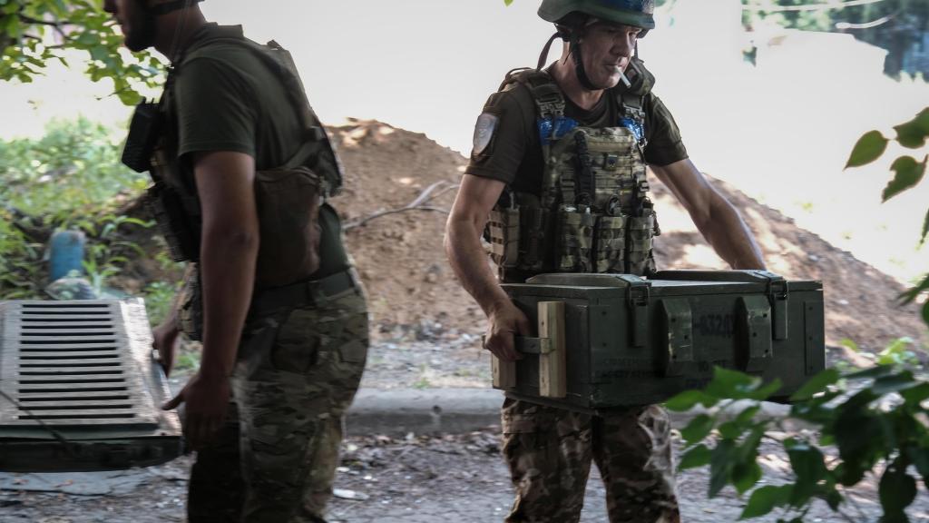 Soldados ucranianos llevan munición a las posiciones de Myrnogrado, en el frente de Pokrovsk, desde donde intentan contener el avance de la ofensiva rusa.