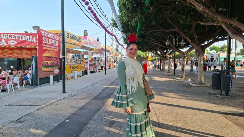 Laura, una joven vestida con un traje de flamenca en la Feria de Málaga.