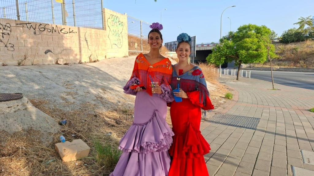 Irene y Martina, dos jóvenes vestidas con trajes de flamenca en la Feria de Málaga