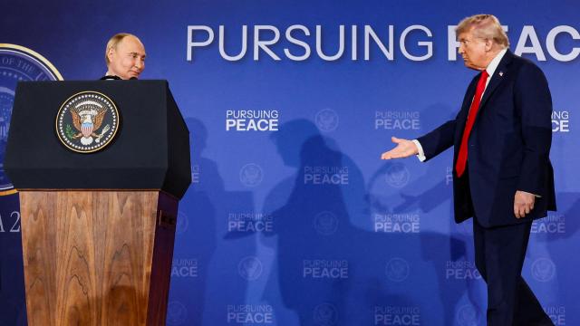 Donald Trump, presidente de los EEUU, le tiende la mano a su homólogo ruso, Vladimir Putin.