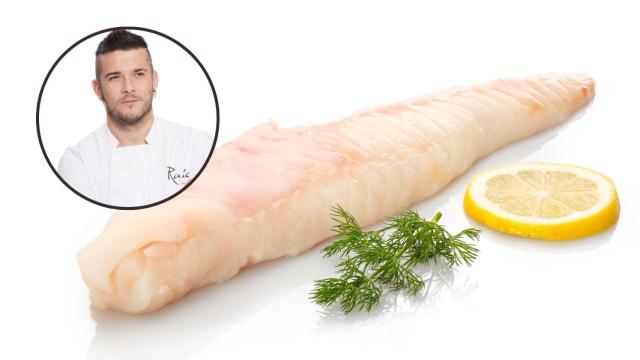 Un trozo de rape crudo con eneldo y limón.