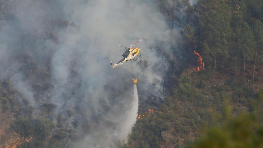 Helicóptero bombardero trabaja para extinguir el fuego, a 17 de agosto de 2025, en Quiroga, Lugo, Galicia (España).