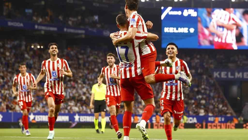 Los jugadores del Atlético de Madrid celebran el gol de Julián Álvarez.