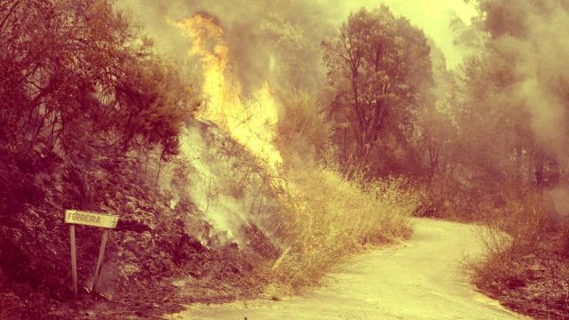 Incendio forestal se acerca a Quiroga, a 17 de agosto de 2025, en Quiroga, Lugo, Galicia (España).