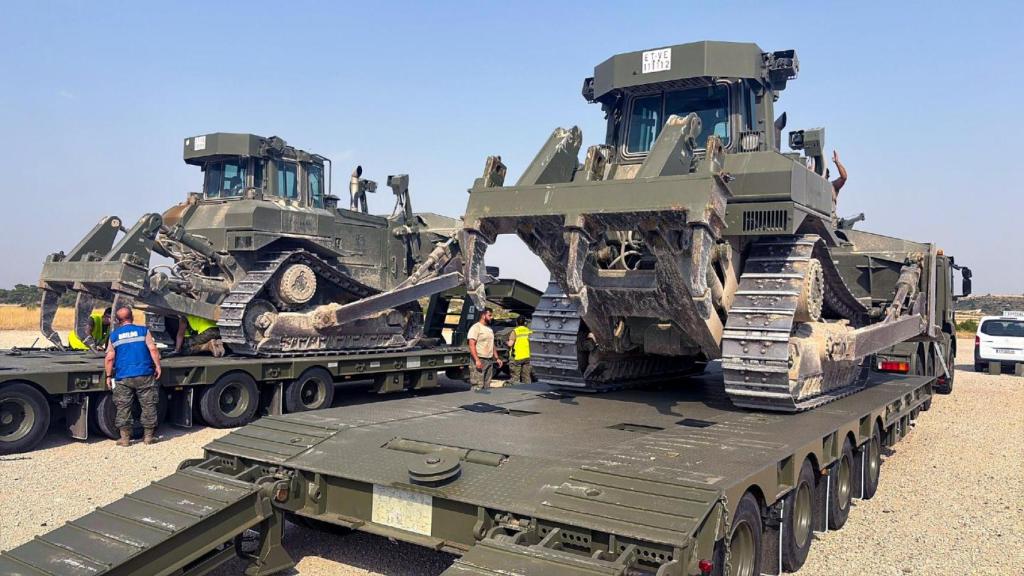 Maquinaria de ingenieros para trabajar en los incendios