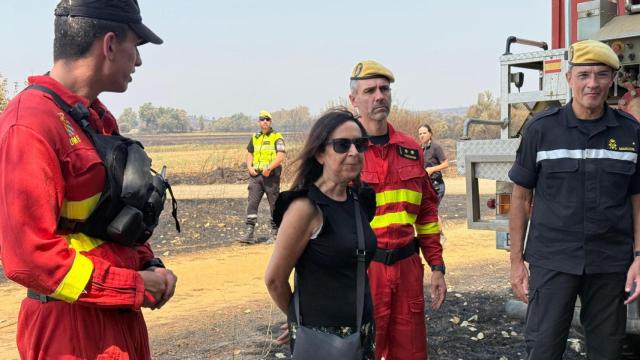 La ministra de Defensa, Margarita Robles, visita a los militares de la UME.