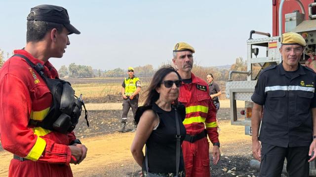 La ministra de Defensa, Margarita Robles, visita a los militares de la UME.