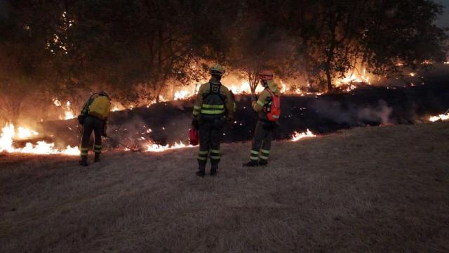 Miembros del servicio de Medio Ambiente de la Junta ejecutan cortafuegos en el incendio entre Zamora y Ourense