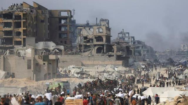 Palestinos cargando con suministros en Beit Lahia, 10 de agosto 2025. Foto: Dawoud Abu Alkas