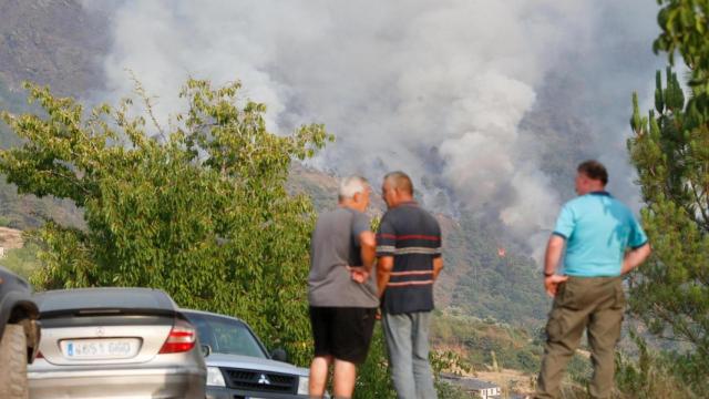 Varias personas observan el fuego, a 17 de agosto de 2025, en Quiroga.