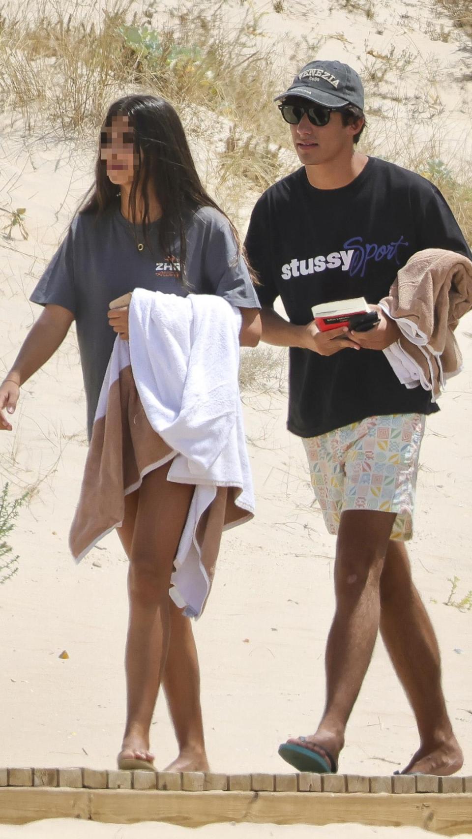 Pau y Olivia del Val Roca, en Marbella en verano de 2025.