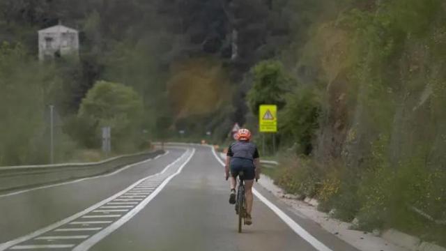 Un ciclista por la carretera en una imagen de archivo.