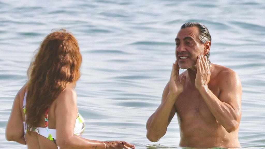 Juan del Val y Nuria Roca, cómplices en la playa de Marbella.