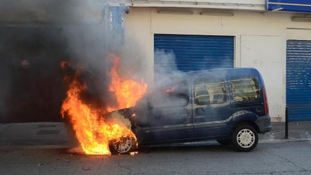 Furgoneta con fuego.