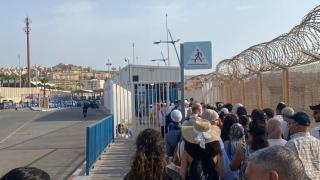 Así asfixia Marruecos el comercio de Ceuta y Melilla: Sólo permite entrar al país con lo puesto... y a veces ni eso